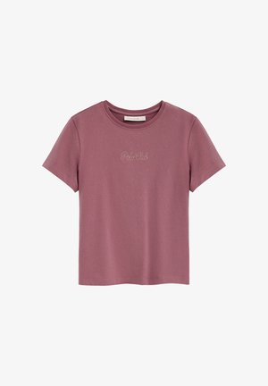 Krótki rękaw, fioletowy t-shirt z okrągłym dekoltem i haftem "Polo Club" na piersi, wykonany z miękkiego materiału, z widoczną metką rozmiaru wewnątrz kołnierzyka.