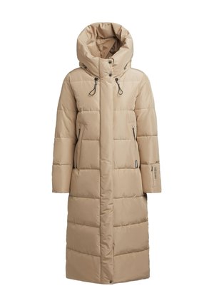 Abrigo acolchado beige con un alto cuello, capucha oversize, cierre frontal con cremallera y dos bolsillos laterales. Presenta textura acolchada y detalles con cordón.