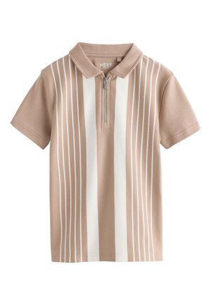 Polo beige a maniche corte con strisce verticali bianche e una cerniera frontale sotto il colletto.