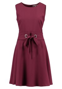 Bordeauxfarbenes ärmelloses Kleid mit tailliertem Oberteil. Es hat einen runden Ausschnitt, einen Gürtel mit silbernen Ösen und einen ausgestellten Rock für eine lässige Silhouette.