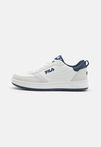 Scarpa atletica in pelle bianca con dettagli blu navy, design perforato, lacci piatti e suola imbottita. Presenta il logo sul lato e sul retro.