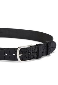 Cintura in pelle nera con una trama testurizzata a forma di coccodrillo. Presenta una fibbia in metallo argentato e fori per la regolazione. Superficie interna liscia.