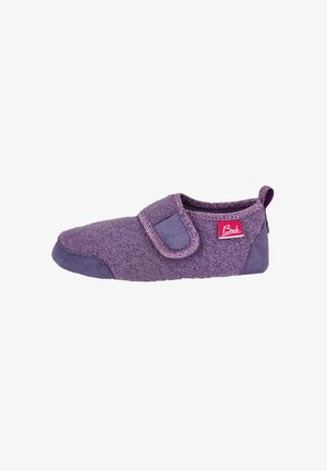 Hellblauer Wollslipper mit strukturiertem Obermaterial, Klettverschluss und einer stabilen lila Gummisohle. Verfügt über ein Logo-Patch an der Seite.