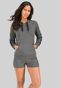 Grauer sportlicher Hoodie mit Kängurutasche, kombiniert mit passenden grauen Shorts. Mit schwarzen Akzenten entlang der Ärmel und des Halsausschnitts.