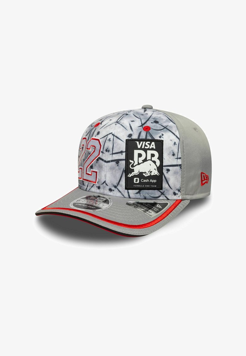 Graue Kappe mit einem Batikmuster, roten Akzenten, auf der Vorderseite bestickt mit der Nummer "22" und einem schwarzen Logo-Patch. Mit einem gebogenen Schild.