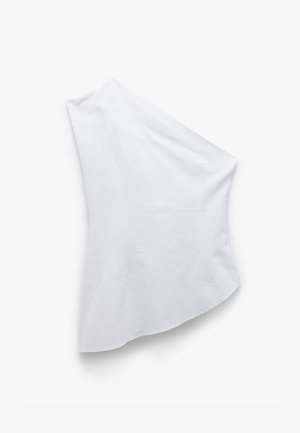 Hvidt linnedstof draperet i en asymmetrisk form, med en let struktureret overflade og rå kanter. Ingen genkendelige mønstre eller accenter.