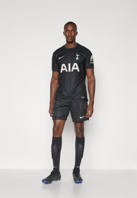 Melns futbola krekls ar īsām piedurknēm, kas raksturo teksturētu rakstu, balts "AIA" logo un kluba ģerbonis. Saskaņots ar melniem šortiem un zeķēm.