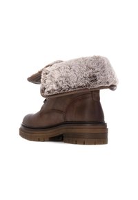 Bota de cuero marrón con un suave puño de piel sintética. Suela de goma gruesa con un patrón texturizado. Altura hasta la pantorrilla, diseño duradero.