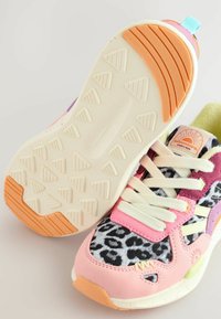 Les baskets multicolores présentent une languette rembourrée, une tige en mesh et en daim, un motif léopard, des lacets blancs et une semelle en caoutchouc texturée.