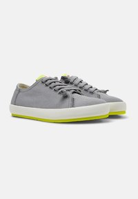 Sneakers in tela grigia con suola bianca e dettagli verde lime. Presentano lacci rotondi e una design della punta arrotondata. Superficie testurizzata.