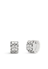 Boucles d'oreilles créoles en argent de forme rectangulaire, présentant un design motif et de petites accents transparents. Logo gravé à l'intérieur.
