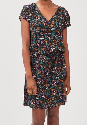 Robe à motif floral présentant un fond marine, des manches courtes, un décolleté en V et une taille cintrée avec un nœud. Tissu doux avec des accents colorés.