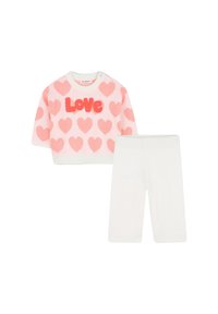 Gehaakte tweedelige outfit met een roze trui met korte mouwen, versierd met hartpatronen en de tekst "Love", gecombineerd met witte leggings.