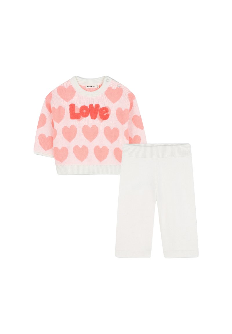 Gehaakte tweedelige outfit met een roze trui met korte mouwen, versierd met hartpatronen en de tekst "Love", gecombineerd met witte leggings.