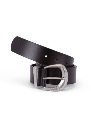 Zwarte leren riem met een brede band en een grote, gestructureerde zilveren gesp. Beschikt over gaten voor aanpassing en heeft een eenvoudig, strak ontwerp.
