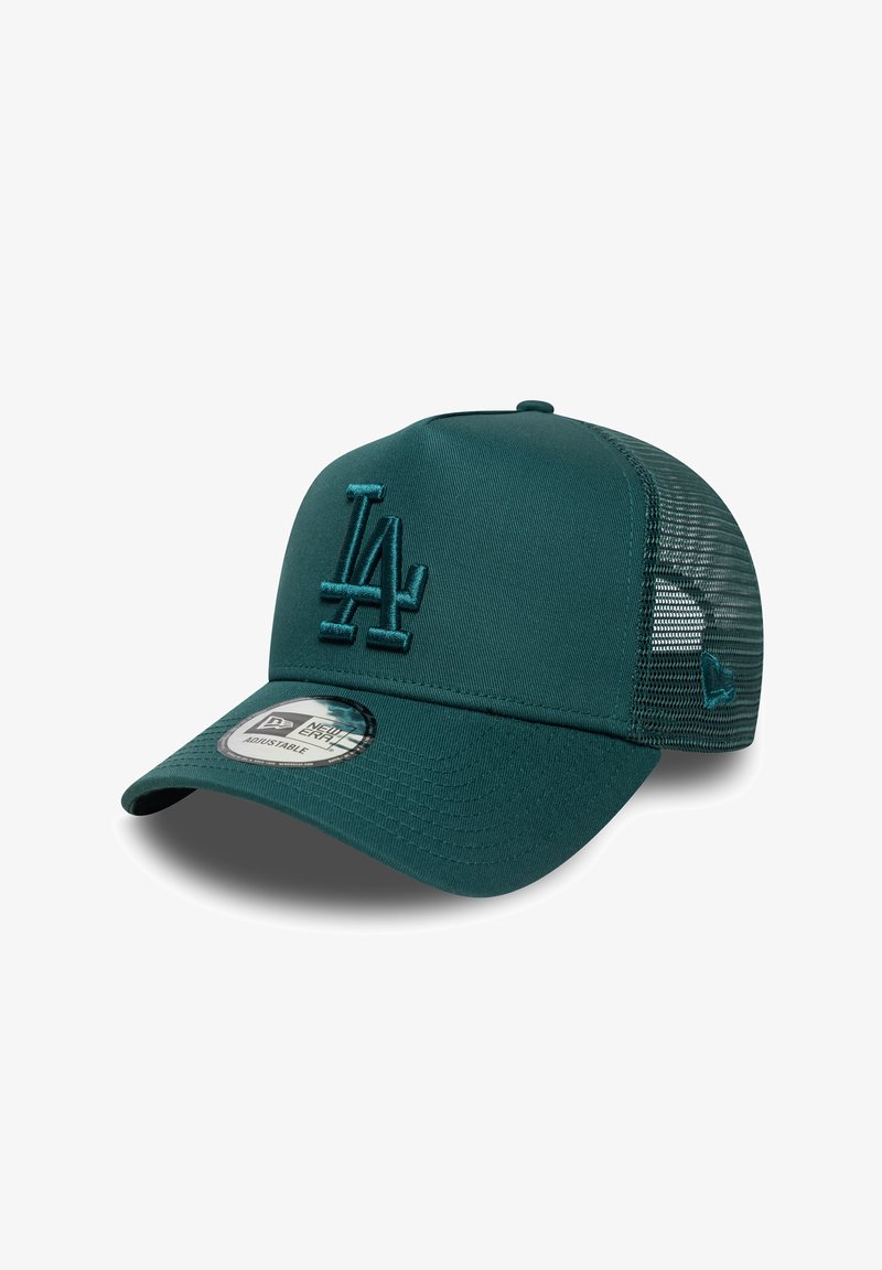 Teal színű baseball sapka strukturált elülső résszel, hálós hátrésszel és hímzett "LA" logóval. Állítható pánttal és márkázott matricával rendelkezik a napellenzőn.