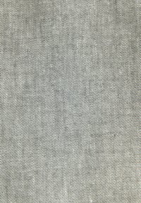 Světlé šedé plátno s diagonálním vzorem tkaní, s jemnou texturou a měkkým vzhledem. Bez viditelných vzorů nebo kovových detailů.