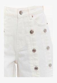 Sélectionné, offwhite