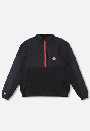 Pullover in pile nero a maniche lunghe con mezza cerniera rossa, tasca sul petto con logo, dettagli di cuciture rosse e polsini elasticizzati su sfondo bianco.