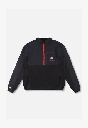 Pullover in pile nero a maniche lunghe con mezza cerniera rossa, tasca sul petto con logo, dettagli di cuciture rosse e polsini elasticizzati su sfondo bianco.