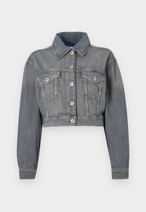 Kurz geschnittene Jeansjacke in Hellblau mit klassischem Kragen, langen Ärmeln, Brusttaschen und Knopfverschlüssen mit silberfarbenen Beschlägen.