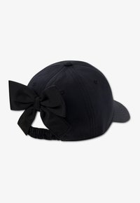 Μαύρο καπέλο με απαλό υφασμάτινο φιόγκο στο πίσω μέρος, κατασκευασμένο από υφή ύφασμα, με καμπύλη γείσο και ρυθμιζόμενο ελαστικό λουράκι.