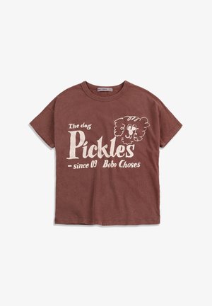 Brown short-sleeve t-shirt with white text "The dog Pickles since 09 Bobo Choses" and a simple cartoon dog face on the front.