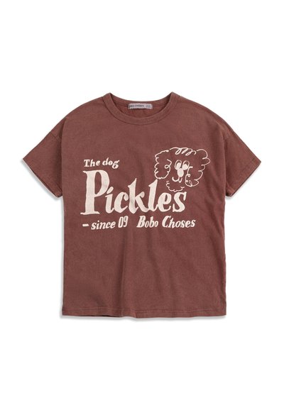 Maglietta marrone a maniche corte con testo bianco "The dog Pickles since 09 Bobo Choses" e un semplice volto di cane in stile cartone animato sul davanti.