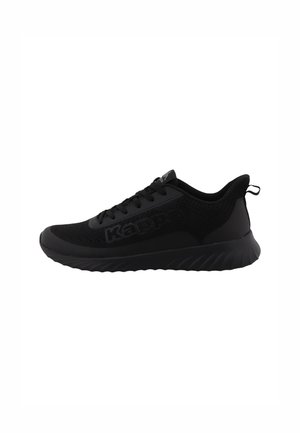 Baskets noires de sport avec une tige en mesh, semelle en caoutchouc épaisse et logo bien visible. Présente un design à lacets et une languette au niveau du talon.