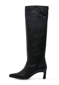 Bota de cuero negro hasta la rodilla con punta afilada y tacón bajo en bloque. Textura suave, diseño simple, sin patrones o acentos prominentes.