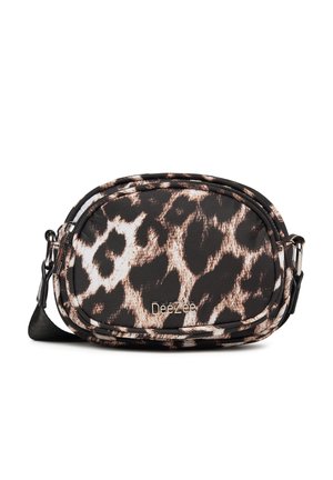 Mała torba na ramię z czarno-beżowym wzorem w cętki lamparta, o zaokrąglonym kształcie, z przednią kieszenią na suwak i regulowanym czarnym paskiem.