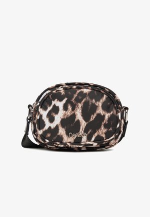 Bolso pequeño de cinturón cruzado con patrón de leopardo en negro y beige, forma redondeada, bolsillo delantero con cremallera y correa negra ajustable.