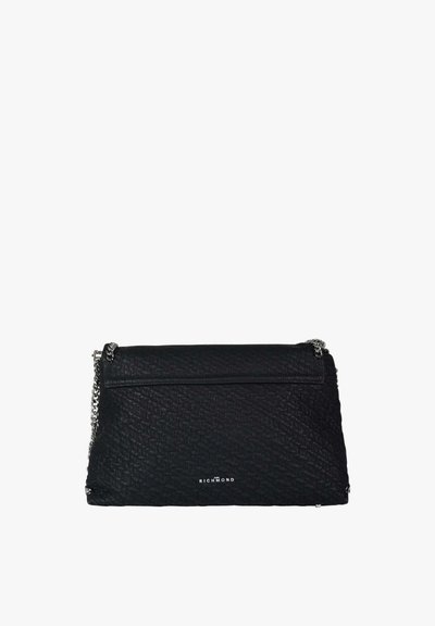 Borsa clutch in pelle nera testurizzata con tracolla a catena argentata e piccolo logo "Richmond" al centro davanti.
