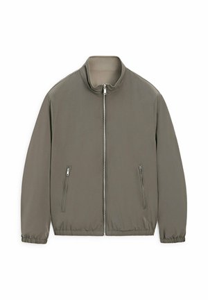 Leichte olivgrüne Jacke mit durchgehendem Frontreißverschluss, zwei seitlichen Reißverschlusstaschen, elastischen Bündchen und Stehkragen.