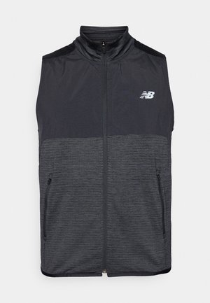 Čierna a tmavošedá bezrukávová vesta na zips so stojačikom, dvoma vreckami na zips a bielym logom New Balance na ľavej hrudi.
