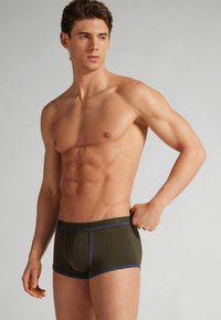 Pánské trenýrky, olivově zelená tkanina s modrým elastickým pasem, těsný střih a kontrastní švy, klasický obdélníkový tvar.