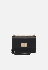 Borsa a tracolla in pelle nera con tracolla in catena dorata, forma rettangolare, patta frontale e un distintivo dettaglio della chiusura dorata.