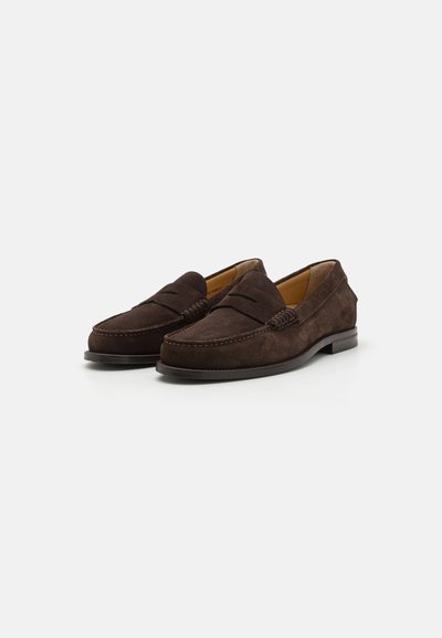 Ruske suede loafers med dekorativ broderi og en blød tekstur. Har en lavprofil sål og slip-on design for nem tiltrækning.