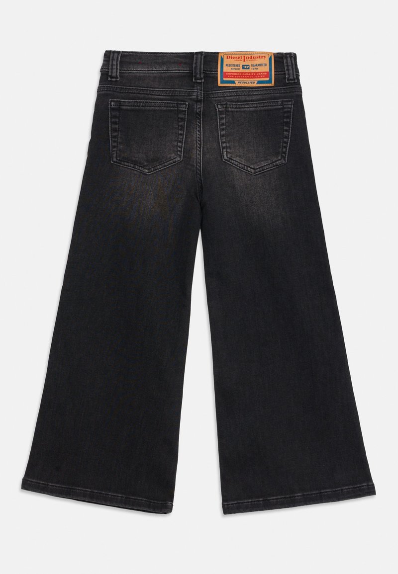 Schwarze, weit geschnittene Jeans aus Denim mit zwei Gesäßtaschen und einem braunen Diesel Industries-Label am Bund.
