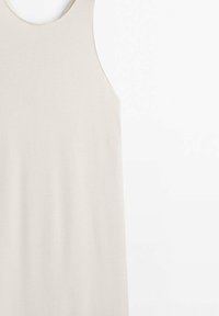 Robe sans manches en maille crème avec un col rond, présentée sur un fond blanc.