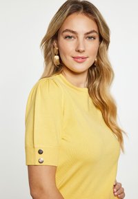faina Tricou basic - hellgelb