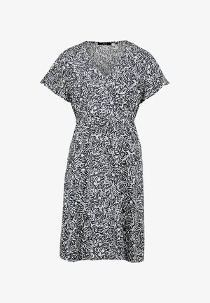 Zwart-witte jurk met korte mouwen, V-hals en abstract bladmotief, voorzien van een taillekoord en een zoom die tot op de knie reikt.