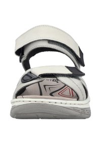 Sandalo regolabile grigio chiaro con morbide cinghie in suede, dettagli neri, soletta imbottita e suola in gomma testurizzata.