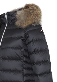 Giacca a mantello nera con cappuccio in pelliccia sintetica rimovibile. Presenta una cerniera argentata e una texture trapuntata orizzontale. Toppa con logo sulla manica.