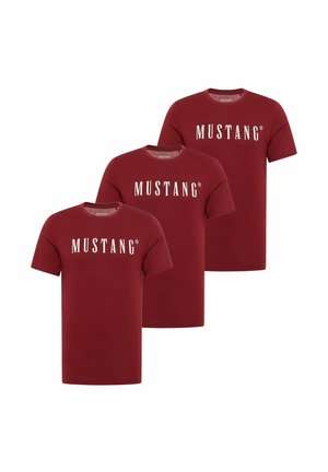 Drei rote T-Shirts mit kurzen Ärmeln und weißem "MUSTANG"-Aufdruck auf der Brust, in versetzter Anordnung.