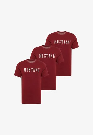 Drei rote T-Shirts mit kurzen Ärmeln und weißem "MUSTANG"-Aufdruck auf der Brust, in versetzter Anordnung.