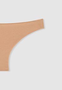 Mutande hipster beige realizzate in tessuto morbido e liscio con finitura opaca. Presentano un'ampia cintura comoda e bordi senza cuciture.