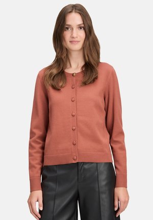 Rust-farvet strikket cardigan med rund halsudskæring, lange ærmer og knapdetaljer foran. Ribbet kant og manchetter.