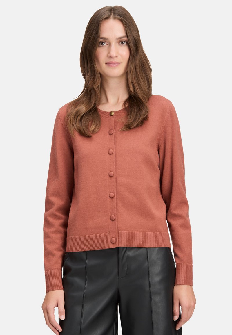 Rdzawoczerwony kardigan z dzianiny o okrągłym dekolcie, długich rękawach oraz ozdobnych guzikach z przodu. Żebrowany dół i mankiety.