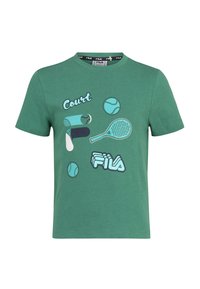 Camiseta de algodón verde con gráficos impresos de equipamiento de tenis y la palabra "Court" en azul. Cuello redondo clásico y mangas cortas.